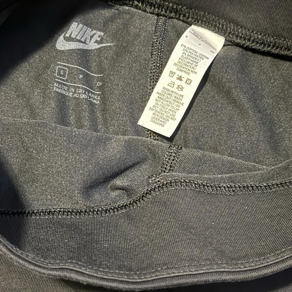 Nike Black and White Leggings with Iconic Swoosh - Picture 3 of 6